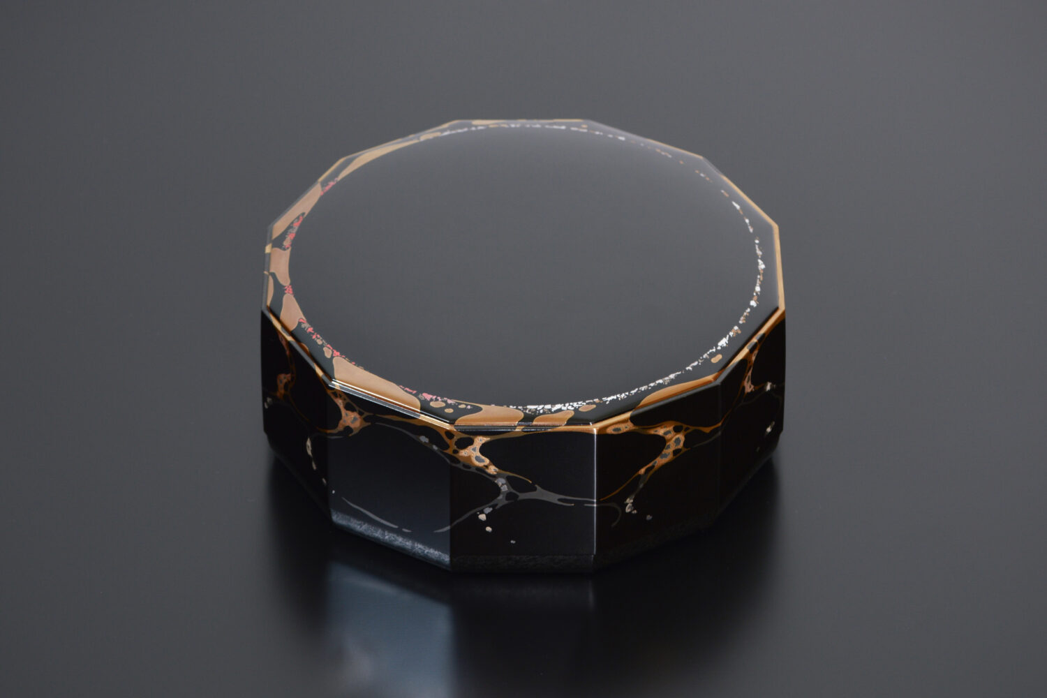 [美品] 小原治五右衛門 城端蒔絵 雲錦文香合 茶道具 共箱/共布/栞 城端蒔絵雲錦文飾箱(十六代 小原治五右衛門)｜ギャラリージャパン